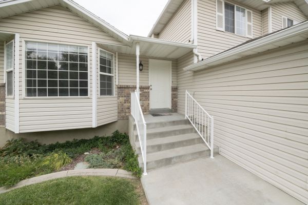 Cost of White Vinyl Siding Replacement in Glen Burnie